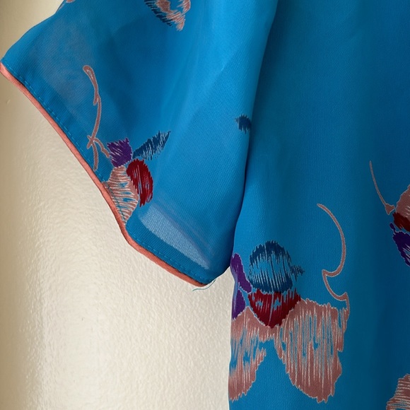 Lightweight blue floral button up tshirt, collared fits like s-m, japanese brand - Picture 4 of 4